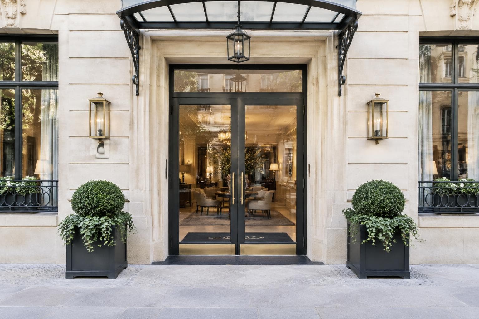 Entrée élégante d'un hôtel parisien et vue sur son hall